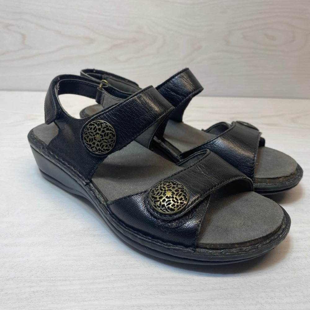 Aravon Womens 5 Black Leather Wedge Sandals Medallion Comfort Strappy AAL09BK